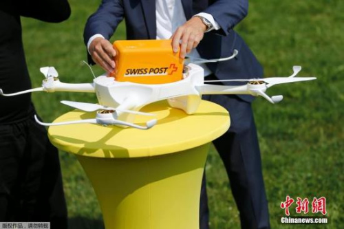 资料图：当地时间2015年7月7日，瑞士邮政试飞“无人机快递”。
