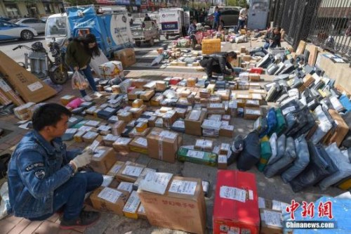 资料图：快递员忙碌工作。武俊杰 摄