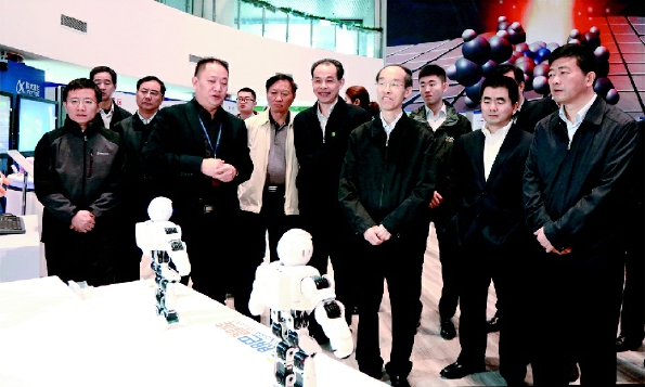 在调研组参观中科大先进技术研究院时，万鄂湘指出，法治精神是现代文明的重要基石，也是促进社会文明的重要保障。