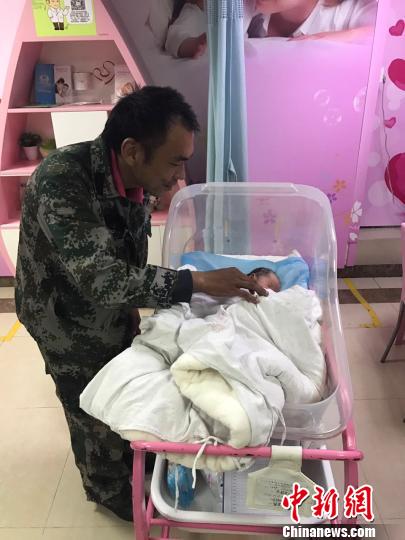 图为张永志与其刚刚诞生的小宝宝在一起 周国亮 摄 图为张永志与其刚刚诞生的小宝宝在一起 周国亮 摄
