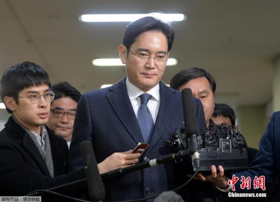 韩国法院2月17日签发对三星电子副会长李在镕的逮捕证。 点击进入下一页