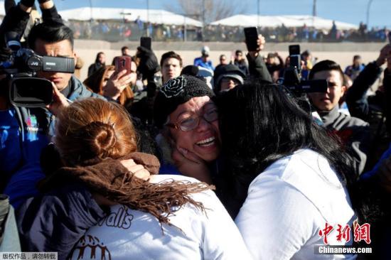 当地时间2017年1月28日，美国与墨西哥边境举行“拥抱，而非隔离墙”的活动，分隔美墨两国的亲属在边境线附近短暂团聚。