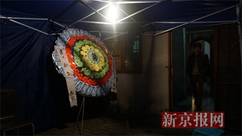 家属在出租屋搭设灵堂，放置花圈。新京报记者 曹晓波摄