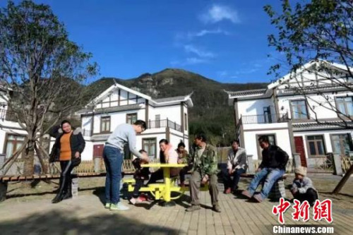 贵州省毕节市大方县恒大幸福二村一隅。 郝家红 摄 点击进入下一页