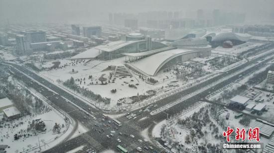 2月21日，呼和浩特降下大雪，交通受阻，市内快速路全线封闭，当地气象部门发布暴雪黄色预警与道路结冰黄色预警信号。徐小钢 摄