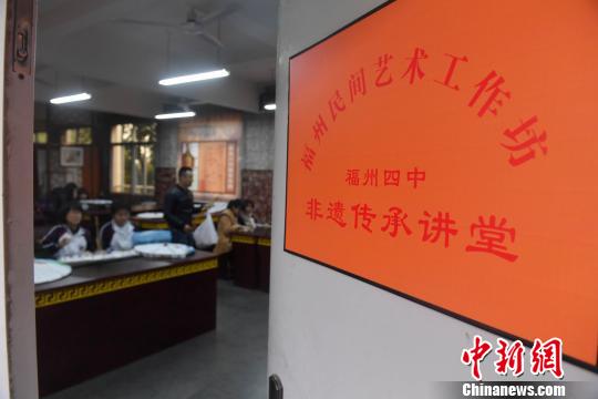 “非遗”油纸伞制作技艺进校园：让孩子了解传统文化