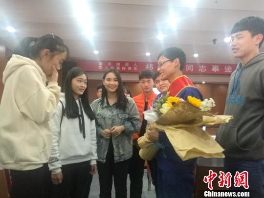 “带病父建高铁”小伙感动社会坦诚尽孝反哺是理所应当