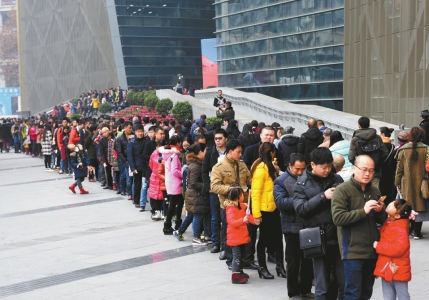 成博开馆,观众蜂拥而至