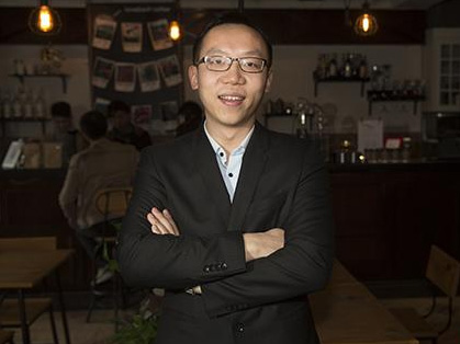 彬彬有礼、谈吐得体，这是许多人对黄于于的第一印象。皮肤白皙的他总是戴着眼镜，也喜欢穿西服。