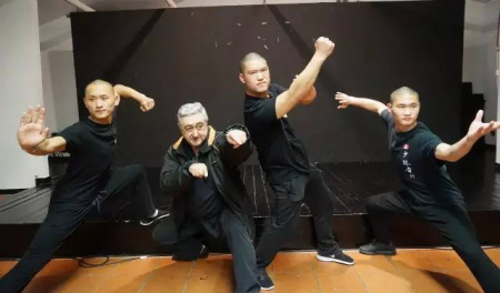 看这架势，莫不是一个功夫迷？小侨赶快上前与他攀谈，没想到却挖出了不少故事。