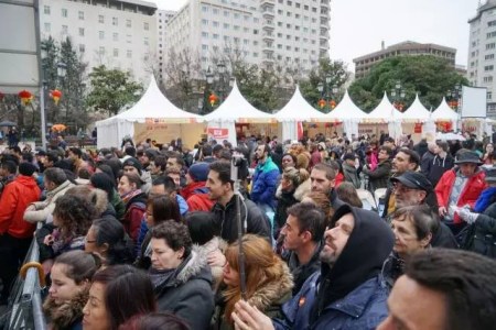 当地时间12日傍晚，在位于马德里市中心的西班牙广场，“四海同春”欧洲二团巡演圆满收官。