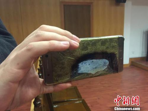 2017年2月22日，上海首起因使用三星Note7手机爆炸而诉至法院的案件在上海市金山区法院开庭。这起曾引起媒体广泛关注的案件当庭和解，三星公司返还购机款，并按购机款三倍予以赔偿。图为发生自燃的三星NOTE7手机。　李姝徵 摄