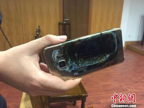 2017年2月22日，上海首起因使用三星Note7手机爆炸而诉至法院的案件在上海市金山区法院开庭。这起曾引起媒体广泛关注的案件当庭和解，三星公司返还购机款，并按购机款三倍予以赔偿。图为原告购买的、后发生自燃的三星NOTE7手机。　李姝徵 摄
