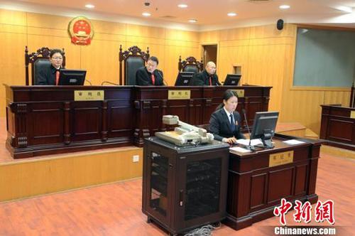 2017年2月22日，上海首起因使用三星Note7手机爆炸而诉至法院的案件在上海市金山区法院开庭。这起曾引起媒体广泛关注的案件当庭和解，三星公司返还购机款，并按购机款三倍予以赔偿。图为当日庭审现场。金山法院供图