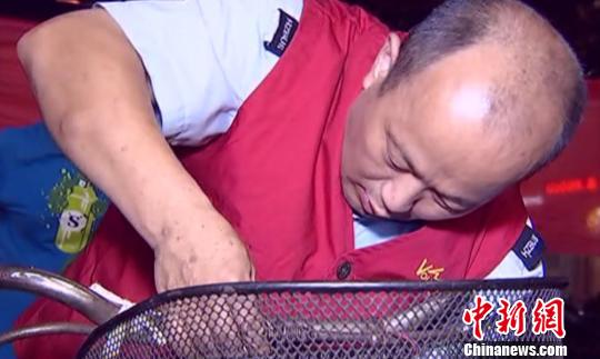 孔胜东在义务修车。杭州市纪委