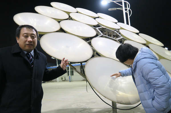 三、北京博龙阳光新能源高科技开发有限公司生产的绿色节能“低碳”LED照明灯，让郊区乡间公路、新农村等角落亮如白昼，深受欢迎。 新华社记者  李明放  摄影