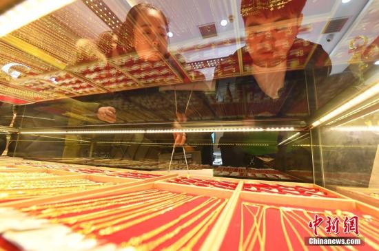 12月24日，山西太原一家金店打折促销黄金首饰，吸引民众争相抢购。 <a target='_blank' href='http://www.chinanews.com/'>中新社</a>记者 韦亮 摄