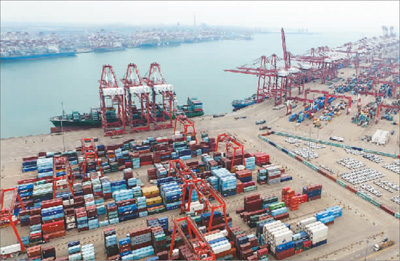 青岛港一景。潘 炳摄（人民视觉）