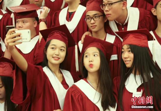 7月9日，中国中加学?！本┲屑?、深圳中加、安徽中加、贵阳中加、长沙中加5所学校高中毕业生，北京华仁学校、贵阳中加、兰州中加3所学校初中毕业生近千人，在北京人民大会堂举行毕业典礼。今年北京、深圳、安徽、贵阳、长沙中加学校的高中毕业生600多名，目前为止大部分毕业生被世界排名前250名的大学录取，全部毕业生已被录取，录取率为100%。 <a target='_blank' href='http://www.chinanews.com/'>中新社</a>记者 赵隽 摄