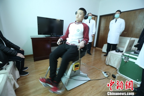 图为转椅——模拟飞行能力测试环节中的前庭检测。毛宇摄 点击进入下一页