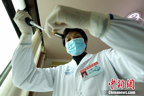 图为抽血检验。海军总医院供图 毛宇 摄 点击进入下一页