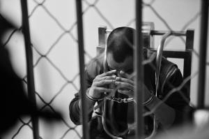 男子情人节喝闷酒心情不悦 砸车盗窃后在车上睡着