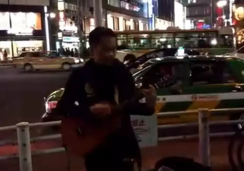 唱到间奏，女孩突然情不自禁地跟着唱起了粤语版。