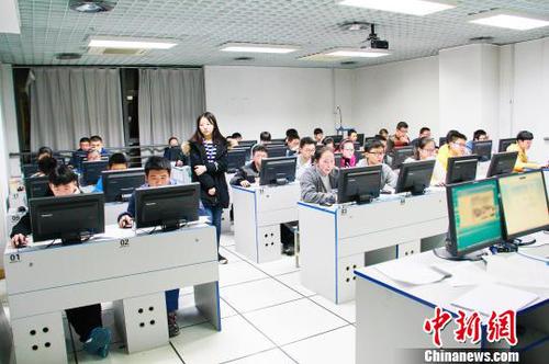 图为考生测试综合素质。　西安交大 供图 摄