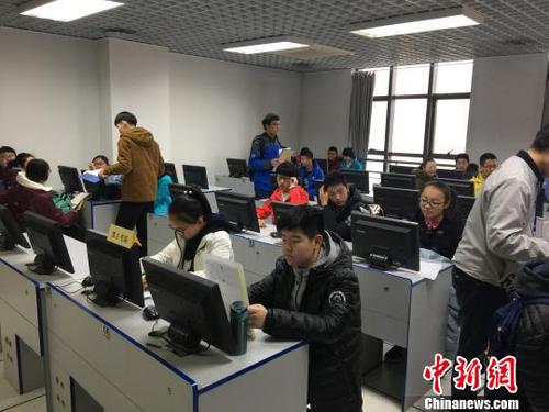 图为考生在做准备?！〉程镆?摄 摄