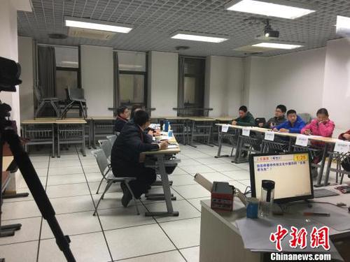 图为面试现场?！〉程镆?摄