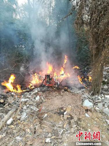 图说：共享单车被火烧毁现场，除了其中一辆车头可看出为摩拜单车外，其余车辆几乎已经看不出品牌?！≈有?摄