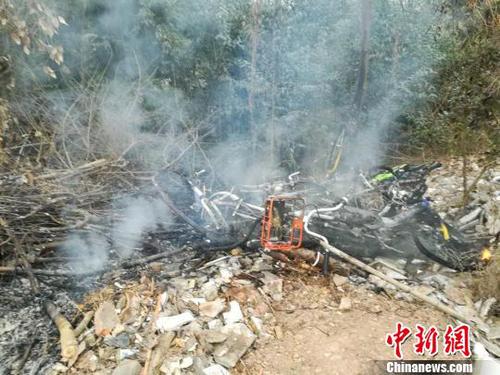 图说：残火刚刚被扑灭，仍有浓烟冒起，现场一片狼藉?！≈有?摄