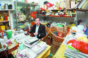 伍立桥的办公室堆满了藏品。