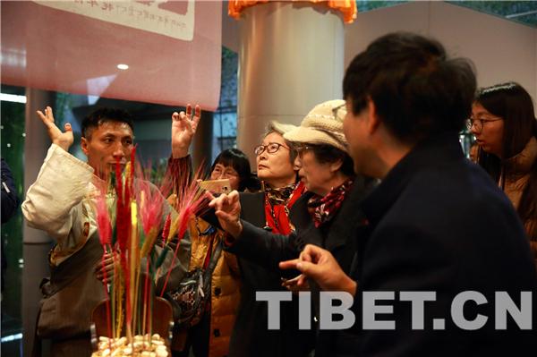 △图为现场观众体验藏式年俗，摄影：陈卫国