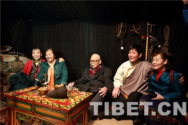 △图为西藏自治区党委原第一书记阴法唐与夫人李国柱走进展厅里的牦牛帐篷，回忆当年在西藏的工作生活，摄影：陈卫国_副本