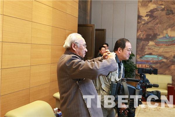 △图为张小平在活动现场，摄影：陈卫国