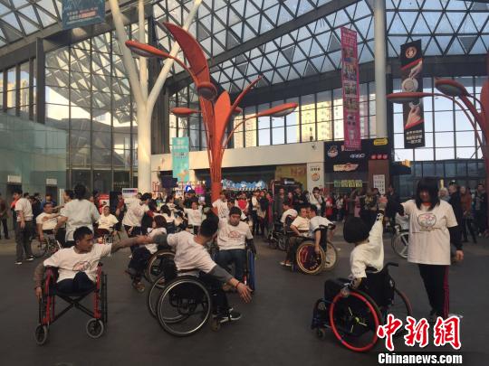 残障青年演绎“共生舞蹈”?！『蚂?摄