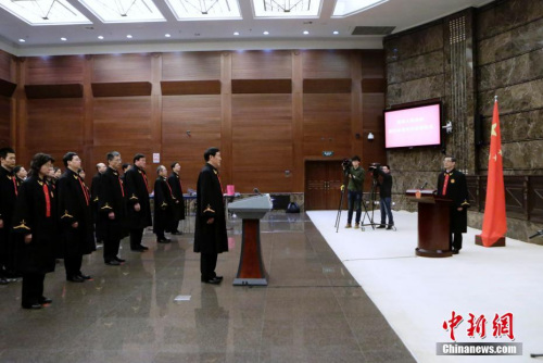 资料图：中国最高人民法院举行新任法官宪法宣誓活动。<a target='_blank' href='http://www.chinanews.com/'>中新社</a>记者 李慧思 摄