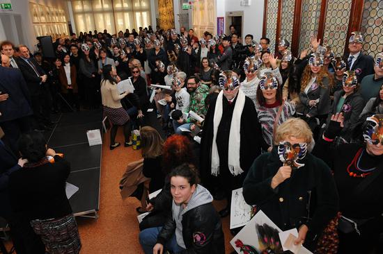 适逢威尼斯狂环节，所有观众带上由韩美林公鸡图特制的面具集体合影