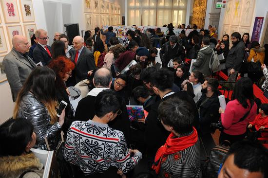 闭幕式结束后，观众们将韩美林围住签名