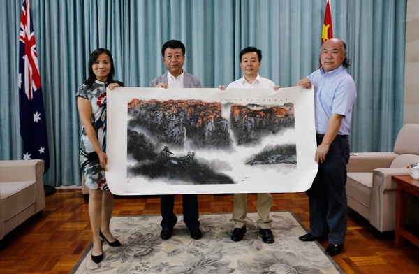 21中国驻澳大利亚珀斯总领事馆收藏盛鸣作品“空山新雨”_副本