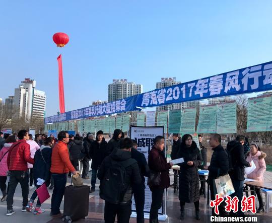 图为当日早晨，在招聘会应聘台，前来询问的就业人员络绎不绝?！∷镱?摄