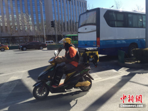 资料图：匆忙穿梭在路上的外卖小哥。<a target='_blank' href='http://www.chinanews.com/' >中新网</a>记者 刘湃 摄
