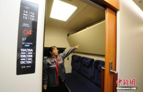 资料图：为中国首列可以在高寒、风沙环境下运行的卧铺动车组CRH5E“座卧转换”功能的设计，使得动车组可以实现夜间卧车、白天座车两种运营模式。<a target='_blank' href='http://www.chinanews.com/'>中新社</a>记者 张瑶 摄