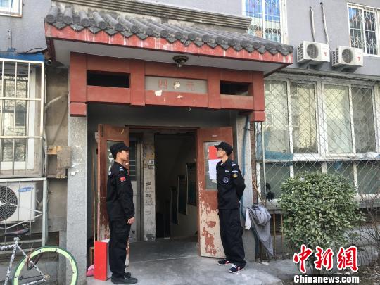 28日，天安门旁最大的地下空间——和平门小区地下空间住人“清零”，今年累计清理拆除近14000平米。图为工作人员把守在小区地下室入口?！≡?摄