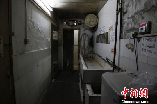 28日，天安门旁最大的地下空间——和平门小区地下空间住人“清零”，今年累计清理拆除近14000平米。图为地下室违规隔断房?！≡?摄