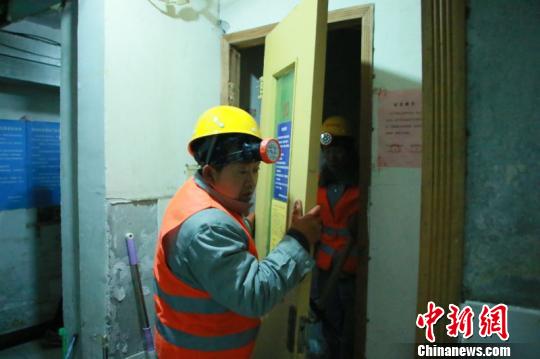 28日，天安门旁最大的地下空间——和平门小区地下空间住人“清零”，今年累计清理拆除近14000平米。图为工作人员进行拆除整治。　曾鼐 摄