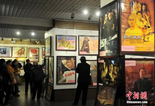 资料图:河北省图书馆内的“纪念中国电影110周年经典影片海报展”现场。<a target='_blank' href='http://www.chinanews.com/'>中新社</a>记者 翟羽佳 摄 点击进入下一页