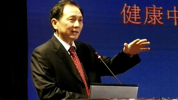 3、国家卫生计生委宣传司原国家卫生计生监察专员、中国卫生计生思想政治工作促进会副会长兼秘书长张健在主持“听书记说”现场交流。随军　摄影