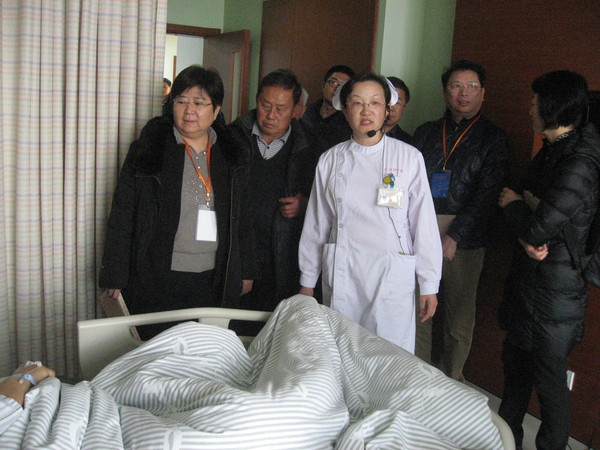 １２、２５号下午，“听书记说”现场交流会后，政促会领导和与会代表参观了苏州大学附属第一医院。人民政协网记者　张春莉　摄影